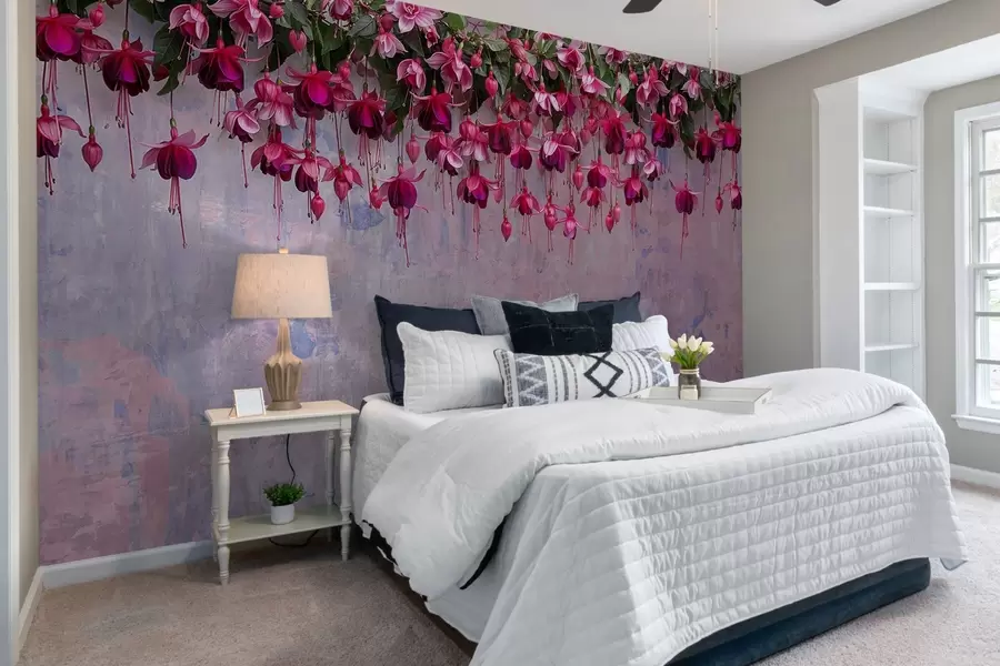 murales de pared Grandes flores fucsias colgando desde arriba sobre el fondo de una pared retro con imitación de rozaduras w02132