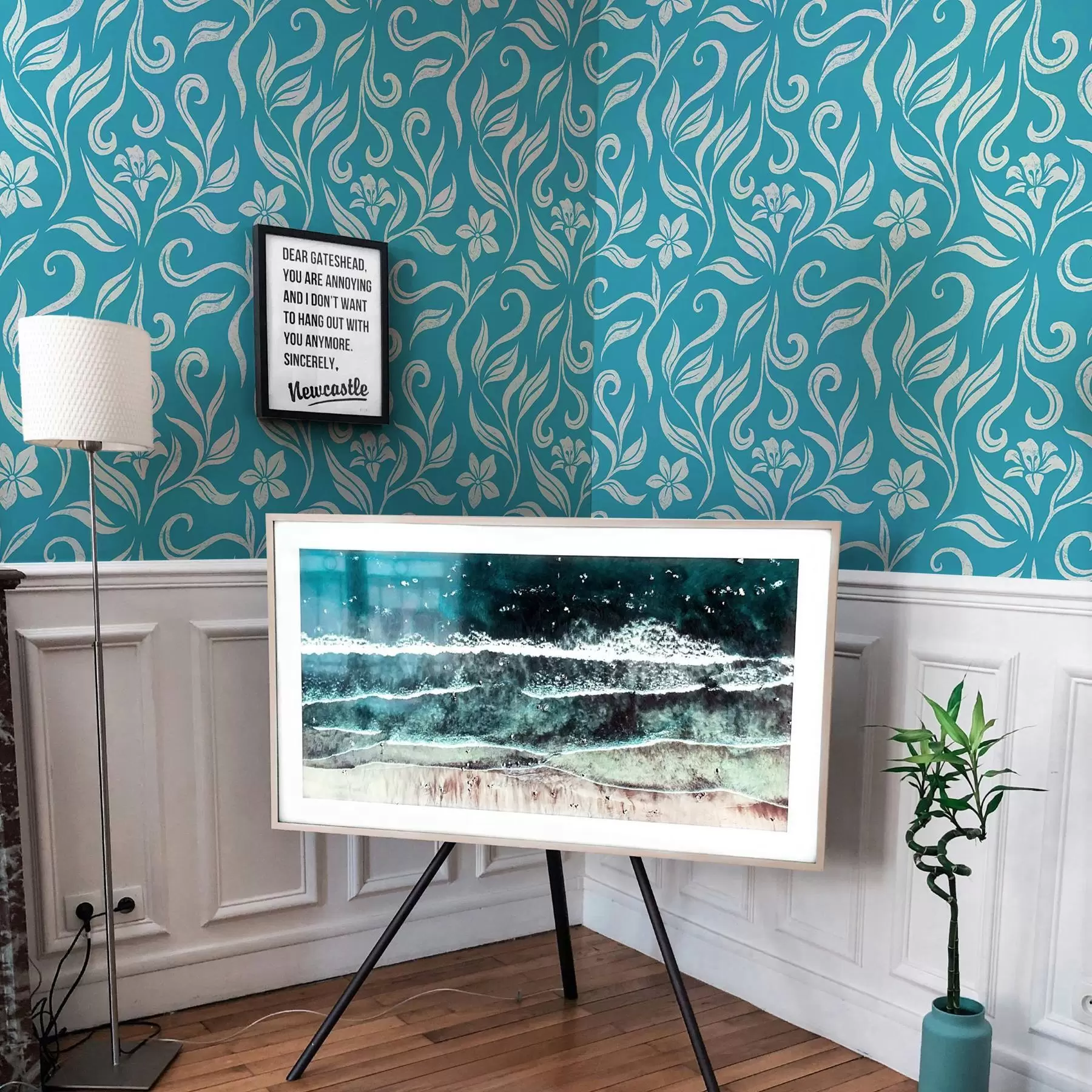 murales de pared Flores y hojas blancas con rozaduras sobre fondo azul a00038