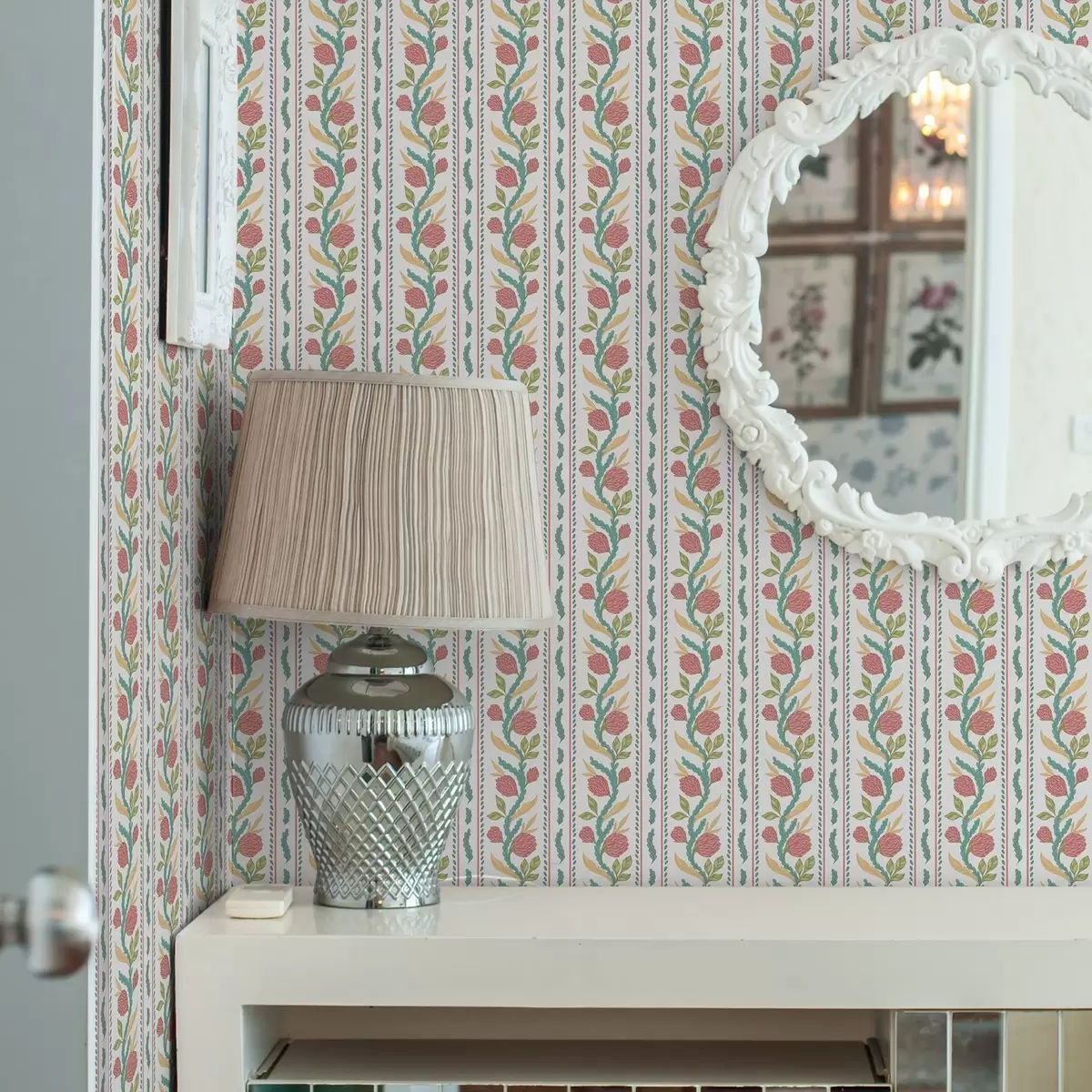 Papel pintado Rayas verticales con flores de coral y hojas turquesas. a00816