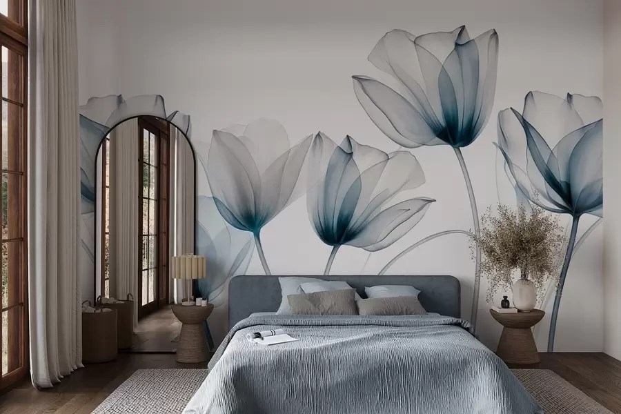 murales de pared Flores de tulipán translúcidas de color azul y blanco con tallos largos, sobre un fondo claro, delicadas y con textura, arte floral w09538