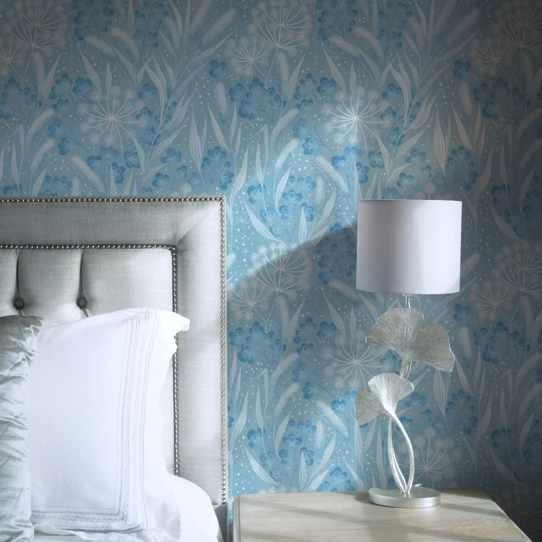 murales de pared Pradera azul helada con semillas de diente de león y pequeñas flores a00995