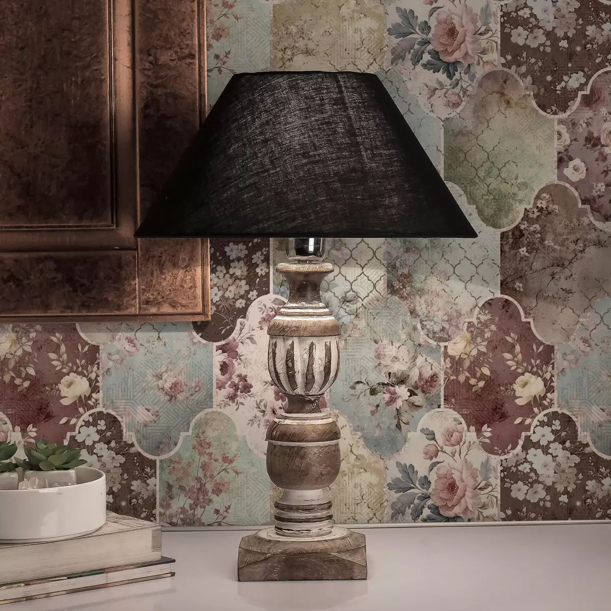 Papel pintado Mosaico de paneles florales y azulejos desgastados con motivos decorativos. a01038